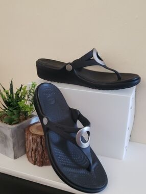 Crocs Sanrah Black Wedge Thong Ring Circle Comfort Slip On Slide Sandals - 10